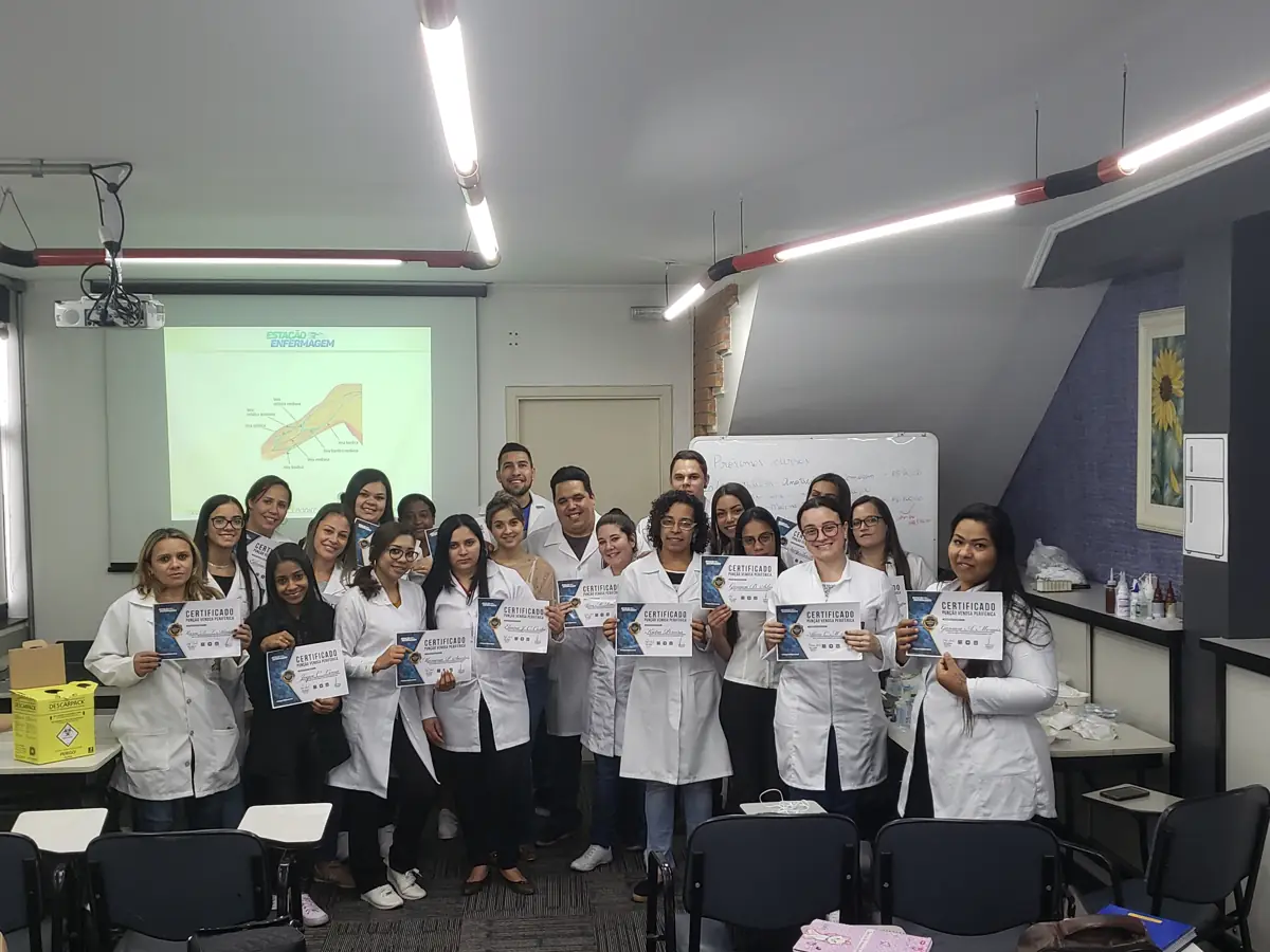 Turma do Estação Enfermagem segurando os certificados de conclusão do curso, foto 2