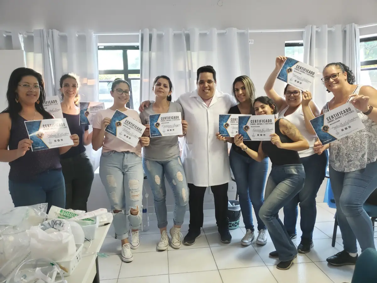 Turma do Estação Enfermagem segurando os certificados de conclusão do curso, foto 8